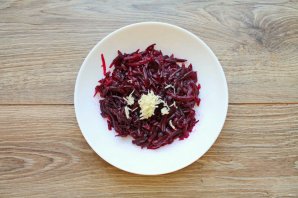Свекла с грецким орехом и чесноком