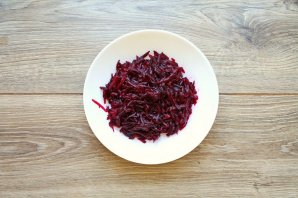 Свекла с грецким орехом и чесноком
