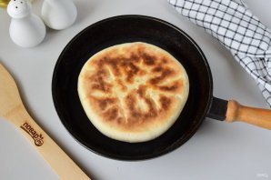 Лепешки с чесноком и сыром