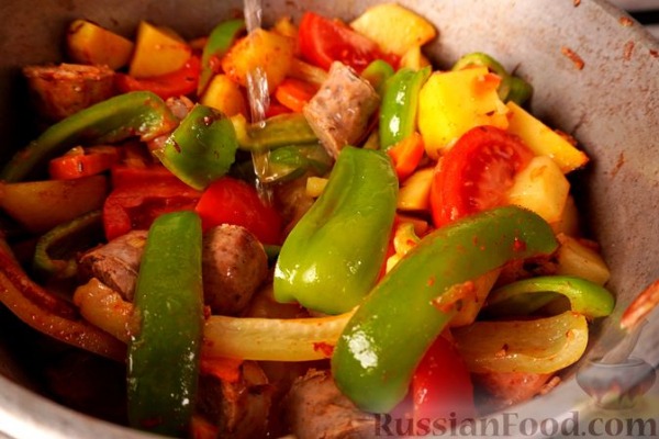 Гуляш с колбасками