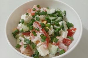Рецепт: Овощной салат с сыром Фетакса – И с яйцом. А что ещё делать с пасхальными яйцами?)))