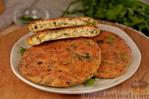 Дрожжевые лепёшки на йогурте, с кинзой, укропом и зелёным луком