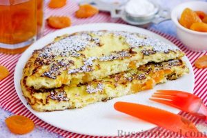 Сладкий омлет с творогом и курагой