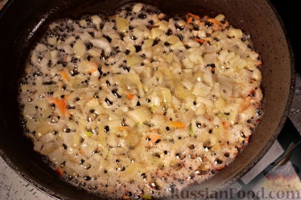 Свиные рёбра, тушенные с капустой, фасолью и помидорами