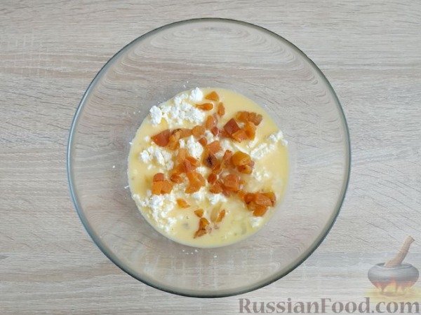 Сладкий омлет с творогом и курагой