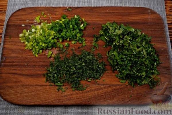 Дрожжевые лепёшки на йогурте, с кинзой, укропом и зелёным луком