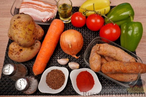 Гуляш с колбасками