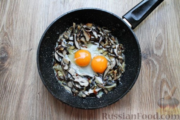 Яичница с луком и лесными грибами