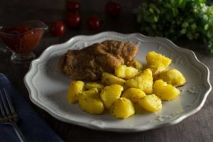 Картошка, запеченная кусочками в духовке