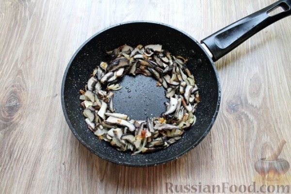 Яичница с луком и лесными грибами