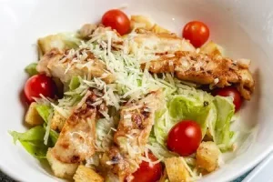 Цезарь салат с помидорами