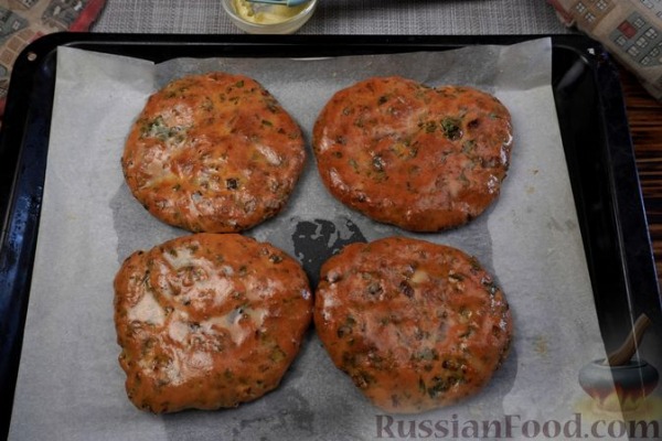 Дрожжевые лепёшки на йогурте, с кинзой, укропом и зелёным луком