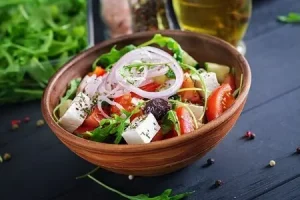 Салат из свежих овощей с зеленью и фетой