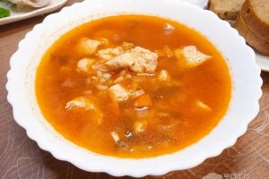 Рецепт: Куриный суп с рисом – и томатами и без картофеля