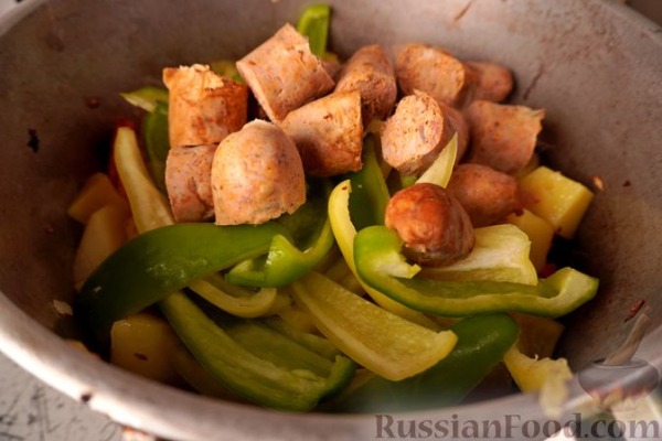 Гуляш с колбасками