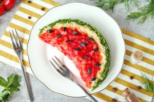 Салат “Арбузная долька” с курицей и грибами
