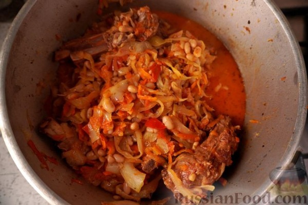 Свиные рёбра, тушенные с капустой, фасолью и помидорами