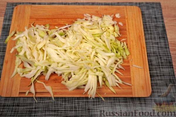 Свиные рёбра, тушенные с капустой, фасолью и помидорами