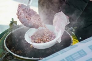 Как армейские повара кормят солдат в походных условиях?