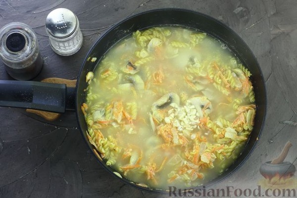 Макароны с грибами и фасолью (на сковороде)