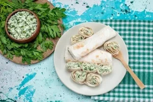 Лаваш с сыром сулугуни и зеленью на гриле
