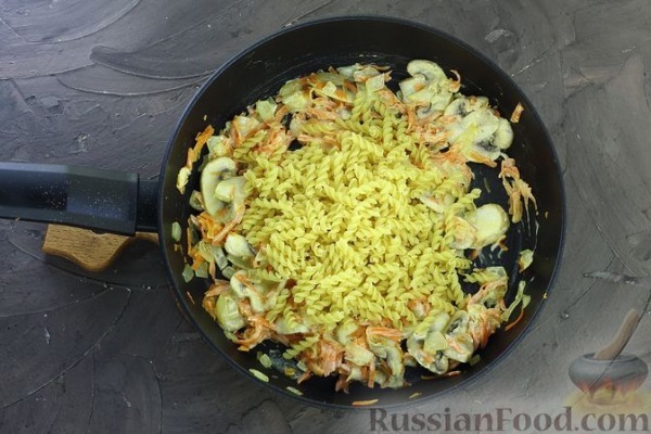 Макароны с грибами и фасолью (на сковороде)