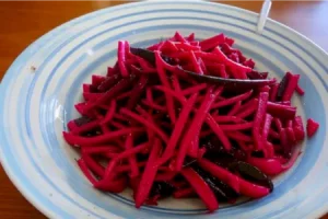 Быстрая маринованная капуста со свёклой