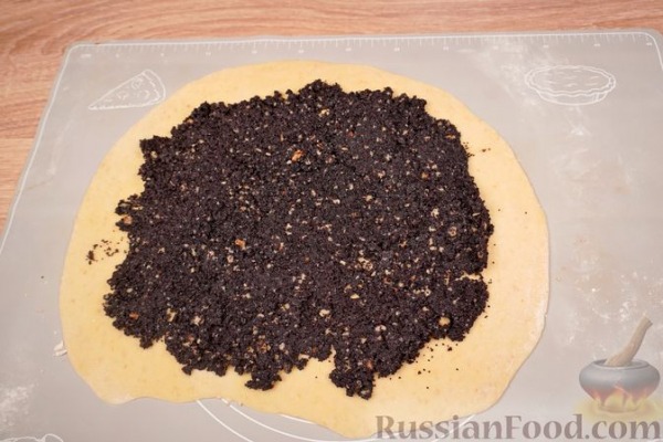 Маковый рулет с орехами
