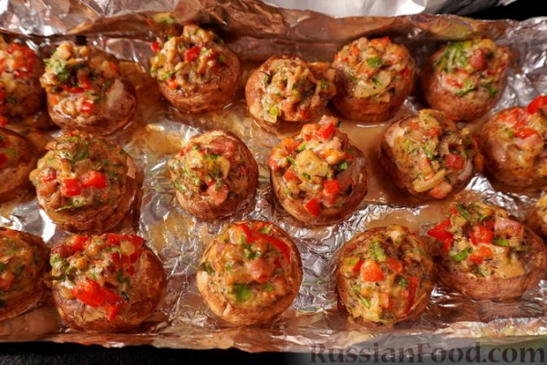 Фаршированные грибы с беконом и сладким перцем