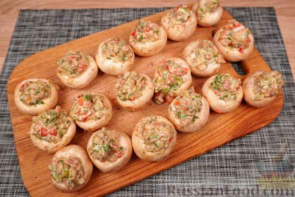 Фаршированные грибы с беконом и сладким перцем