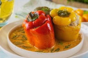Фаршированные перцы с фаршем и рисом в кастрюле