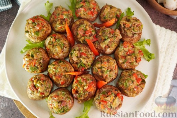Фаршированные грибы с беконом и сладким перцем