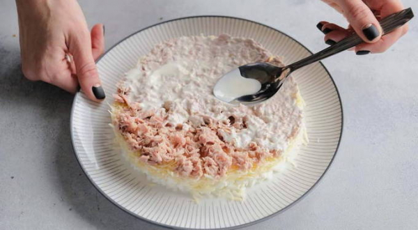 Салат Мимоза с сыром и консервами классический