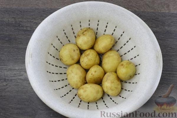 Запечённый молодой картофель в кунжуте, со сметанным соусом