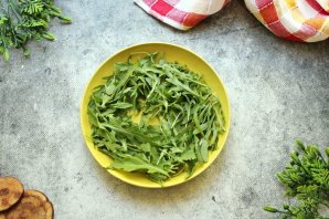 Салат из киноа с кальмарами