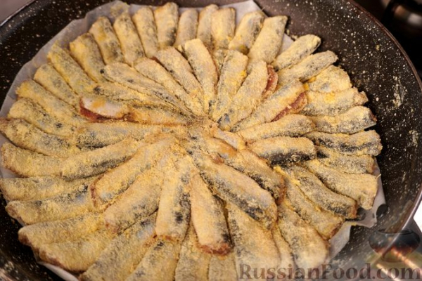 Жареная хамса в панировке из кукурузной муки