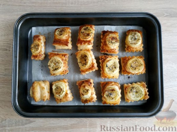 Слойки с луком и пряными травами