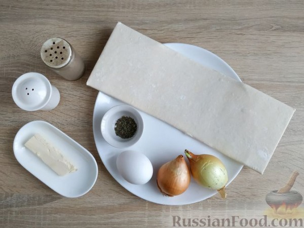 Слойки с луком и пряными травами