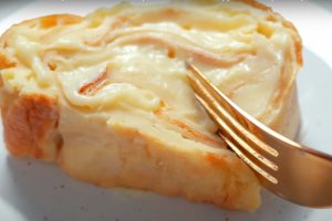 Просто выливаю тесто на противень. Проще рецепта не придумаешь: вкусный рулет с заварным кремом