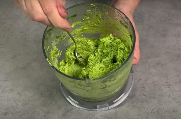 Простая вкусная паста из зеленого лука: хранится до 1 года. Даже не думала, что буду делать такие заготовки на зиму