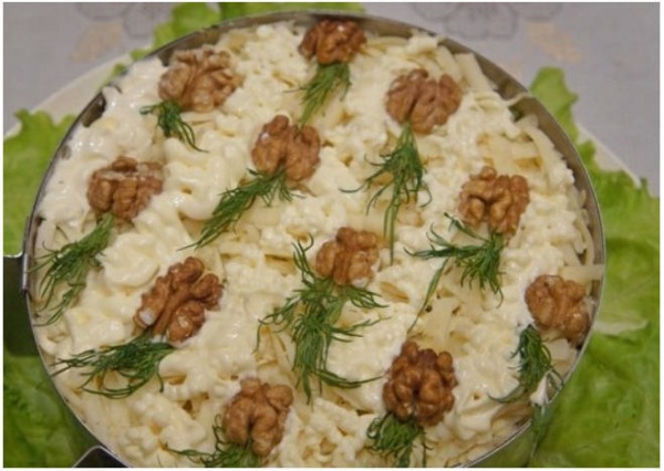 Салат с курицей и ананасами классический