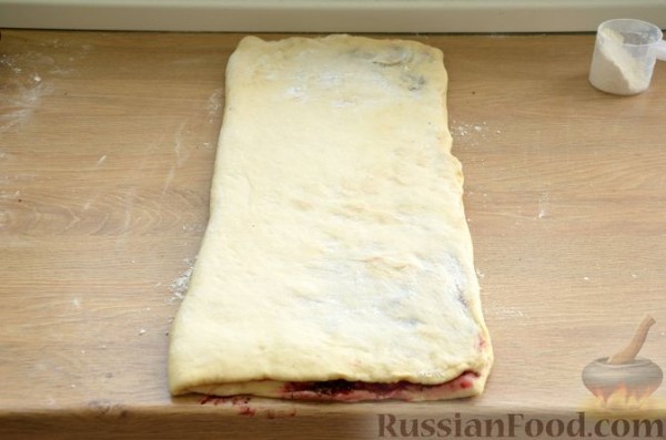 Сдобные булочки-колечки с черешней и шоколадным штрейзелем