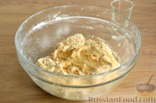 Сдобные булочки-колечки с черешней и шоколадным штрейзелем