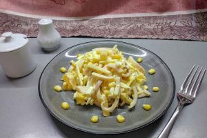 Салат из кальмаров с яблоком и апельсином