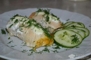 Рецепт: Рулетики из куриного филе – С сыром, творогом, пряностями и сметаной