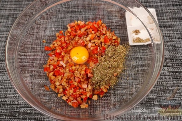 Фаршированные грибы с беконом и сладким перцем