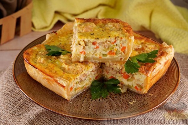 Пирог из слоёного теста, с мясными фрикадельками и кабачками