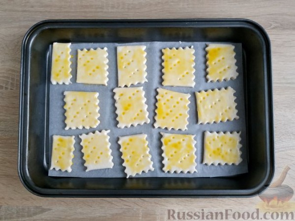 Слойки с луком и пряными травами