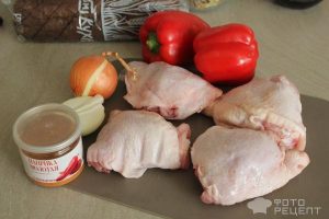 Рецепт: Бедро куриное по-венгерски – с луком и перцем