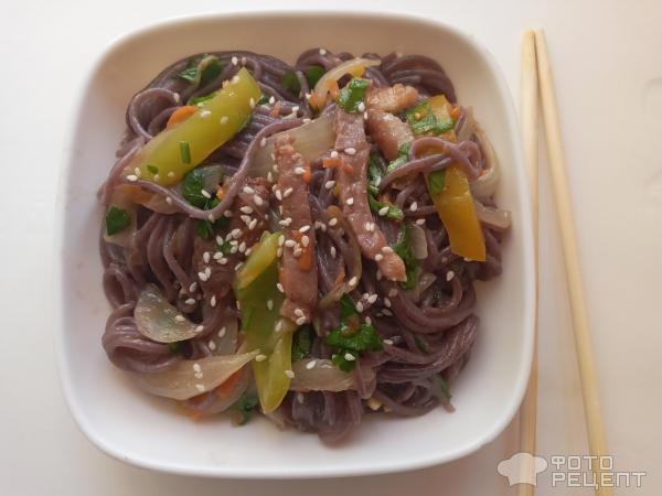 Рецепт: Черная рисовая лапша с уткой и овощами - На скорую руку